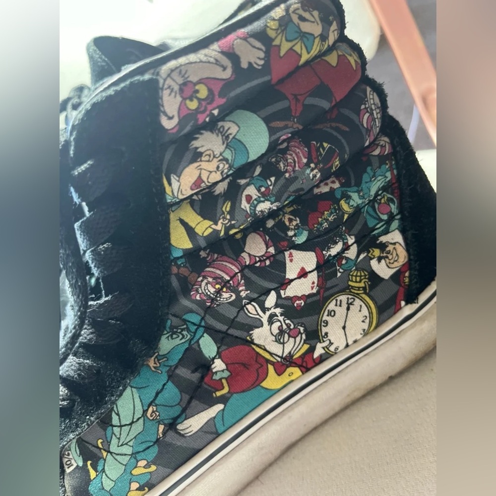 Alice in Wonderland Vans  sz7.5